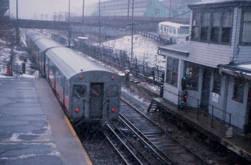 Photo of MBTA Orange Line train in Everett station shortly before abandonment