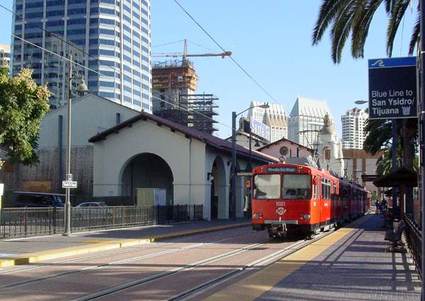 Photo of NB Blue line departs Downtown San Diego