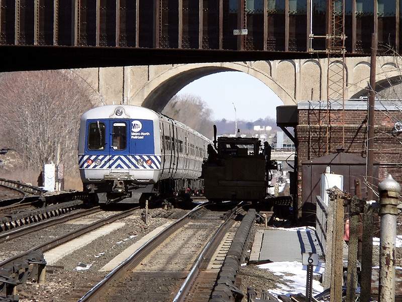 Photo of Train #9527 Passing MoW Crew At Woodlawn