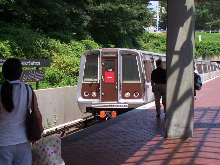 Photo of WMATA Red line train entering Grovesnor-Strathmore Station.
