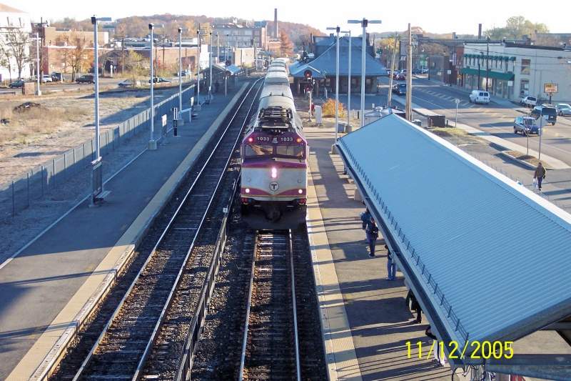 Photo of MBTA 551 works its way down the Framingham platform.