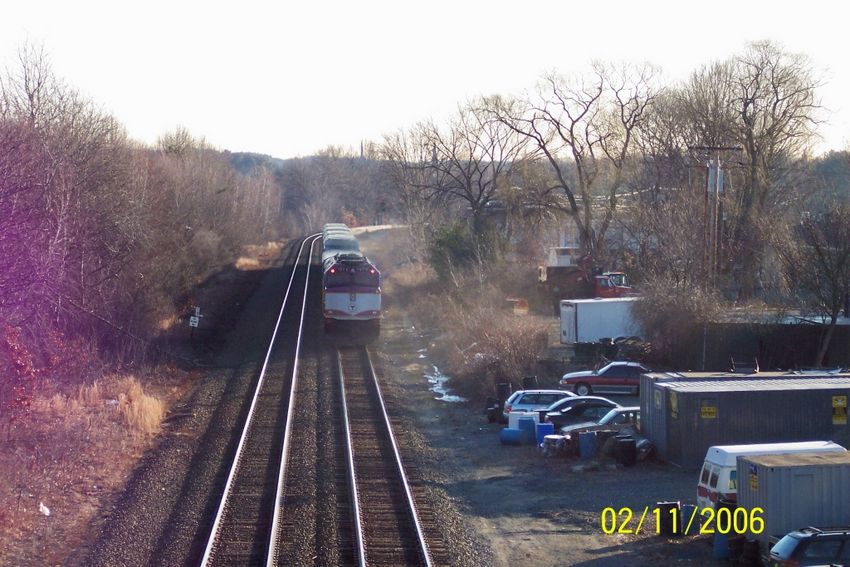 Photo of MBTA commuter train 550 heading east.