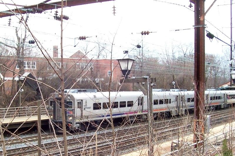 Photo of NJT at the platform of Metuchen station