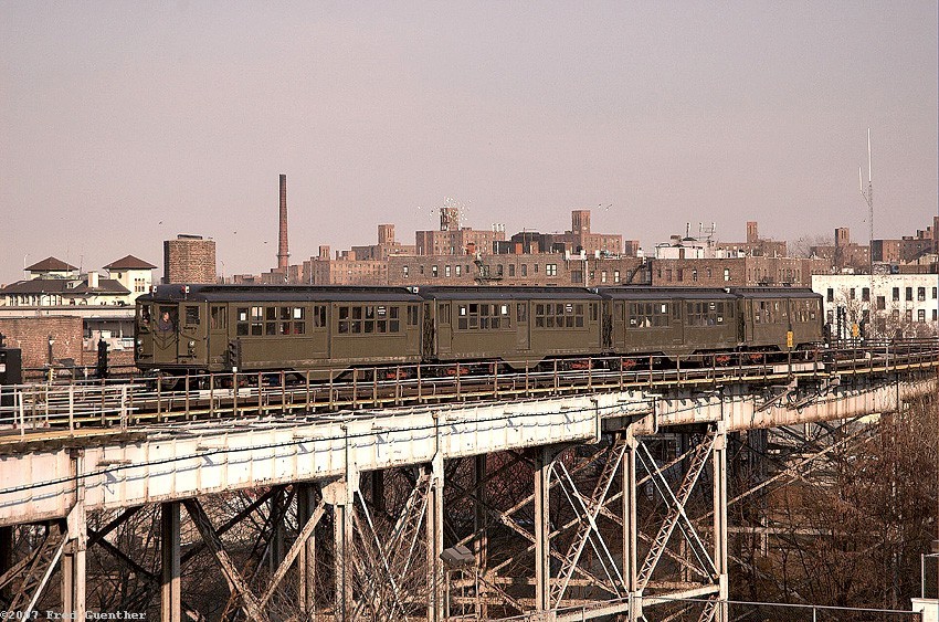 Photo of Lo-V train in the Bronx
