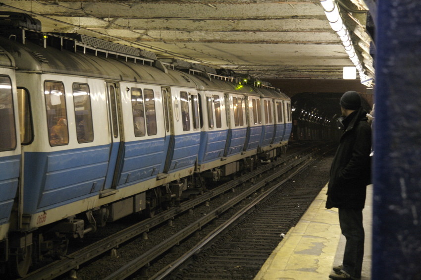 Photo of MBTA Blue Line Train @ State Street, heading for Government Center