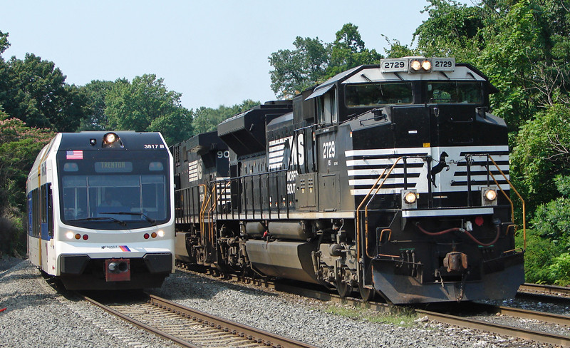 Photo of 39G and NJT RiverLINE Meet at Cove Road in Pennsauken NJ