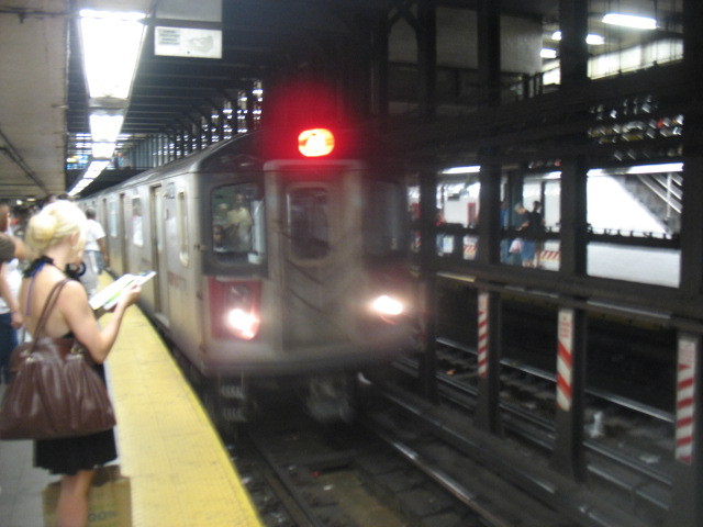 Photo of An Uptown 4 Train at Union Square Subway Station