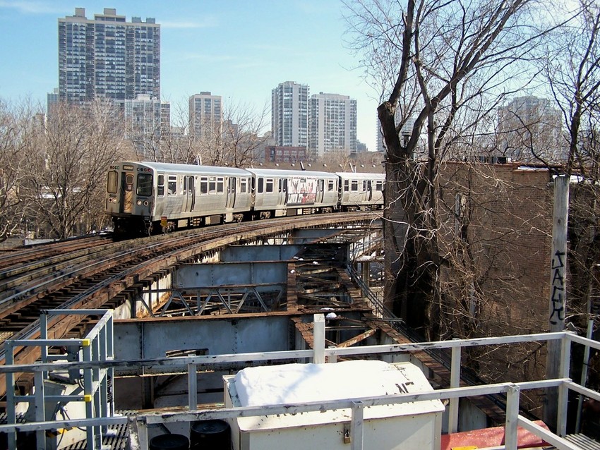 Photo of Northbound Brown Line Train Approaches Sedgwick