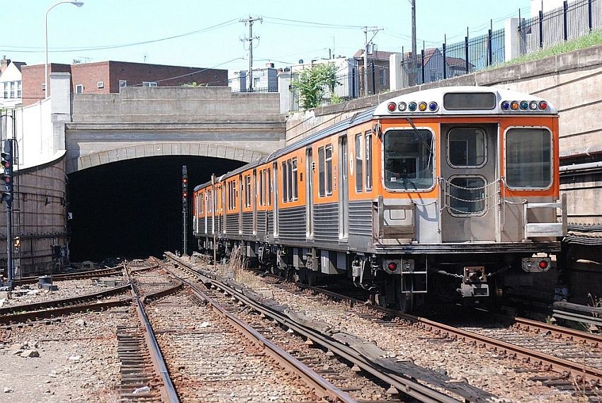 Photo of Broad St. Subway leaving Fern Rock