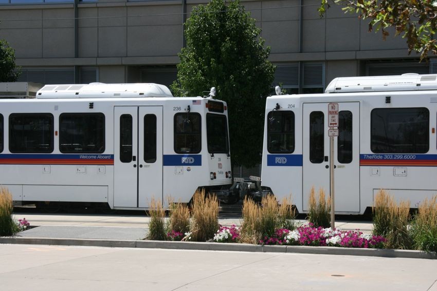 Photo of Denver RTD LRV rounding a curve before arriving at Denver Union Station