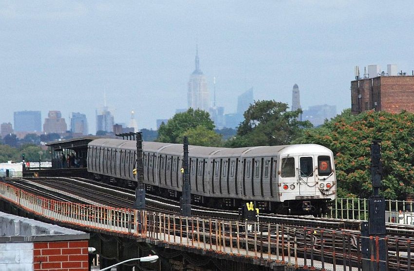 Photo of F Train arriving Ave P