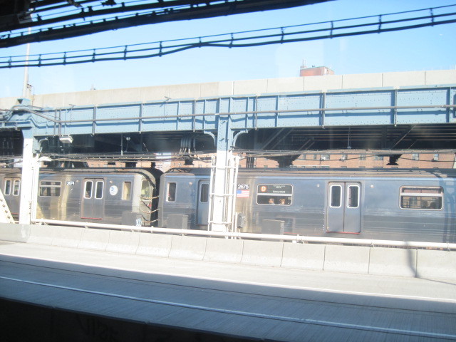 Photo of D & Q Trains crossing the East River on the Manhattan Bridge