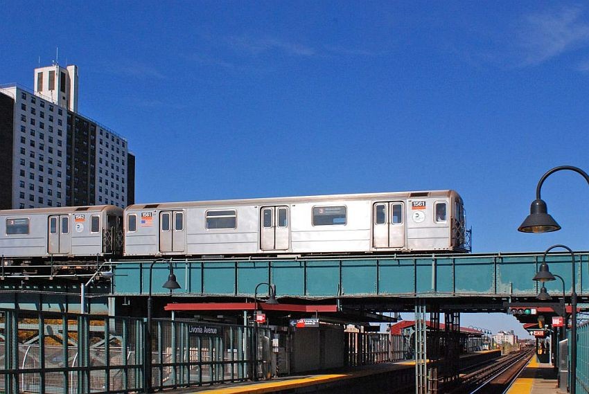 Photo of 3 line train above the Livonia Station