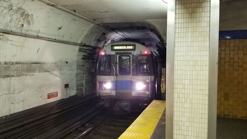 Photo of Blue Line 0710 Entering Bowdoin from the Loop